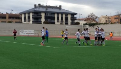 Viola celebra uno de los goles en la victoria con el Alfaro