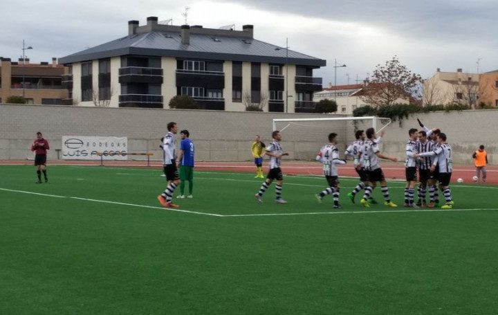 Viola celebra uno de los goles en la victoria con el Alfaro