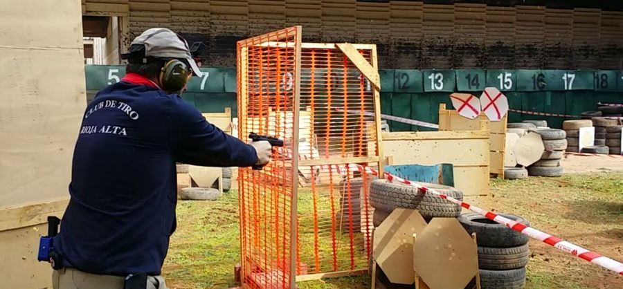 Un tirador del Club de Tiro Rioja Alta en plena prueba de recorridos de tiro