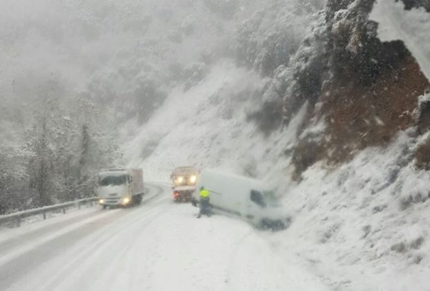 la-nieve-complica-la-circulacion-en-las-zonas-altas-de-la-region