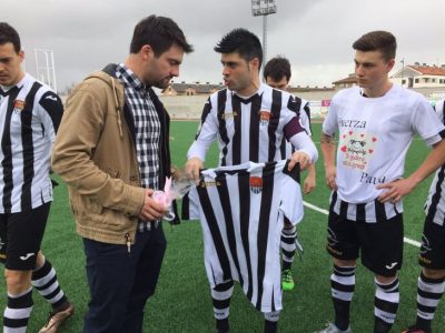 Entrega camiseta en apoyo a Paula Bezares