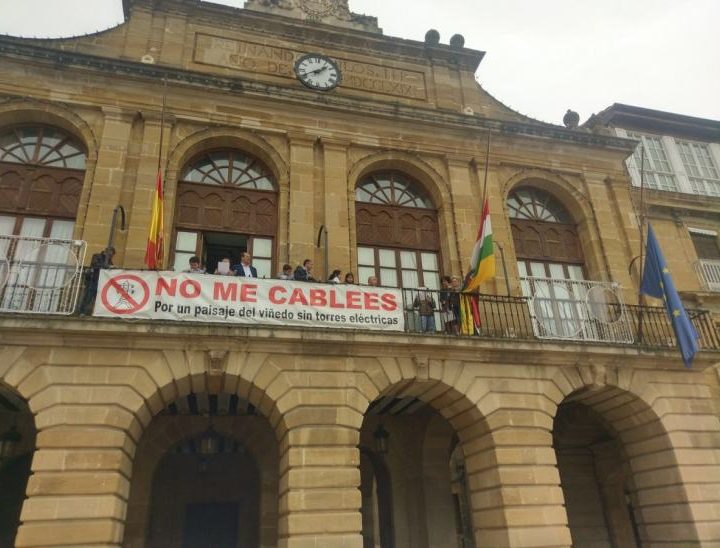 Izado de la bandera por el 9 de mayo