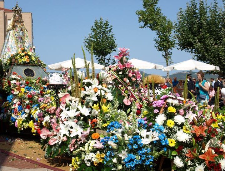 Ofrenda de flores a la Virgen de la Vega