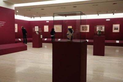 Exposición Picasso Dionisiaco. Desde el 5 de octubre al 16 de junio de 2019. MITOLOGÍA, SENSUALIDAD, CONTRADICCIÓN Y REALIDAD SE ENTRELAZAN EN LA MUESTRA PICASSO DIONISIACO: 22 OBRAS DEL ARTISTA MALAGUEÑO INSPIRADAS EN EL VINO, QUE POR PRIMERA VEZ SE EXPONEN JUNTAS EN EL MUSEO VIVANCO DE LA CULTURA DEL VINO Santiago Vivanco, presidente de la Fundación y Experiencias Vivanco; y Eduardo Díez, director de Enoturismo y del Museo Vivanco de la Cultura del Vino, inauguran esta nueva muestra que se podrá visitar desde el 5 de octubre hasta el 16 de junio de 2019, y que atestigua la pasión de la familia Vivanco por compartir la fructífera vinculación entre el arte y el vino. En esta ocasión, la exposición se centra en el fondo artístico del autor Pablo Ruiz Picasso, inspirado en esta bebida universal. Se trata de un recorrido a través de 22 obras del artista, tres de ellas cerámicas, que en su gran mayoría se exhiben al público por primera vez. Esta atractiva propuesta expositiva compila mitos, deidades y realidad con el vino como leit motiv, y revela las contradicciones y transformaciones humanas, un tema recurrente en Picasso. Durante décadas, el precursor del cubismo ahondó estéticamente en el dios griego Dioniso, en su séquito y en la sensualidad asociada a la mitología clásica. Picasso Dionisiaco ahonda en la figura del artista y su proceso creativo para transmitir, a través de cinco bloques temáticos, una provocación, una reacción emocional en el espectador. Cada apartado se acompaña de una cita del autor, de una reflexión reveladora para entender el conjunto expositivo.