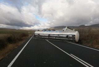 Camión volcado en la N-232