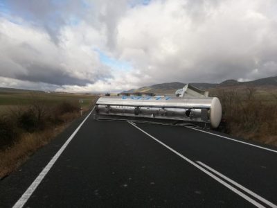 Camión volcado en la N-232