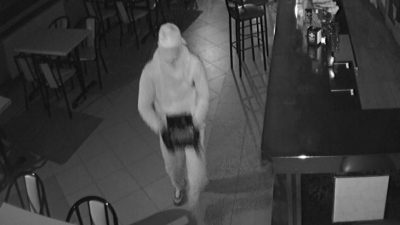 Abandonando bar con caja tragaperras