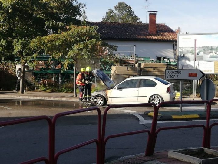 Coche ardiendo